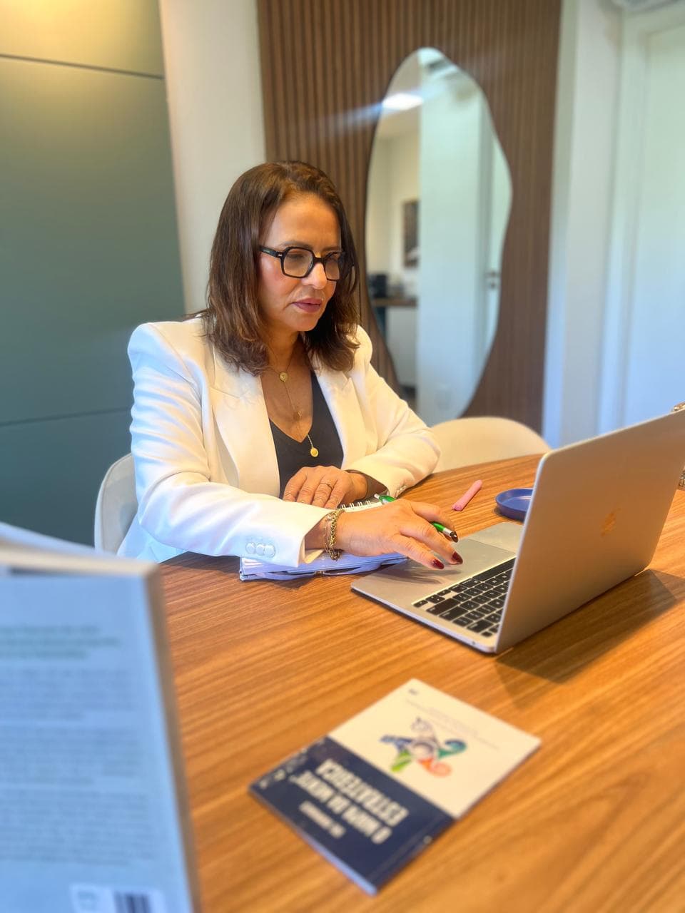 Sol Rodrigues trabalhando